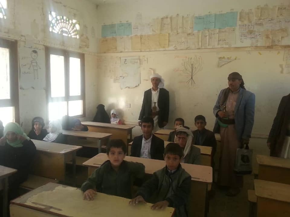 صورة لطلبة مدرسة في عمران